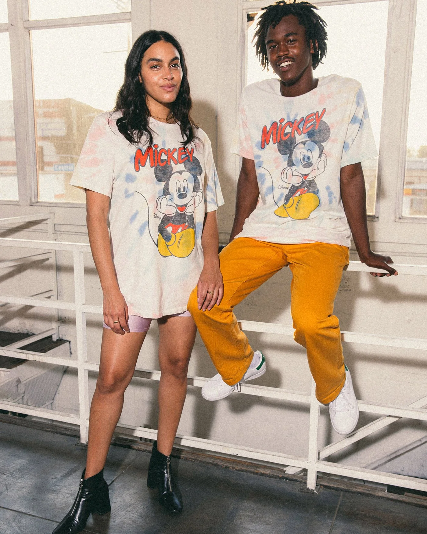 Unisex Mickey Sitting Vintage Tee - Image 3