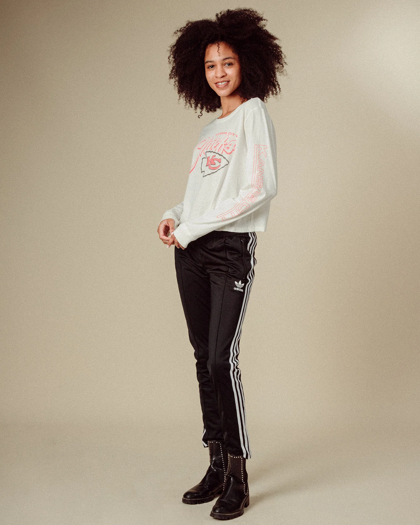 Women's Kansas City Chiefs Touchdown Long Sleeve Cropped Tee - Image 2